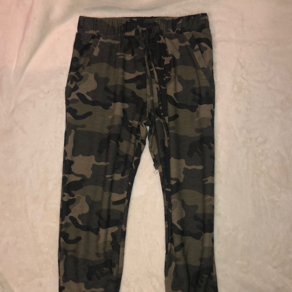 Short camo pants